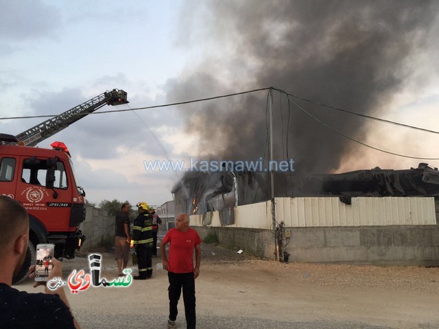  فيديو- كفرقاسم : ندلاع حريق كبير في احد المُعرشات التجارية في سهل البلدة وقوات كبيرة من الاطفائية في محاولات السيطرة على الحريق 